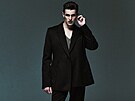 Oblek, top se zapínáním na zip, boty, náu�nice a náramek, v�e Dior Men.