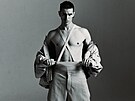 Bunda, ko�ené kalhoty, legíny s k�andami, boty, prsten a náu�nice, v�e Dior Men.