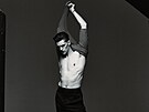 Top se zapínáním na zip, kalhoty, boty a náramek, v�e Dior Men.