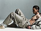 Bunda, ko�ené kalhoty, legíny s k�andami, boty, prsten a náu�nice, v�e Dior Men.
