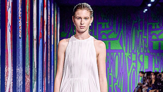 P�ehl�dka haute couture m�dn�ho domu Christian Dior 
od kreativn� �editelky domu Maria Grazia Chiuri