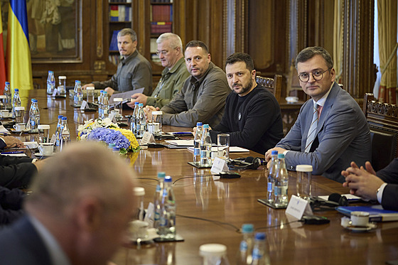 Ukrajinský prezident a zástupci ukrajinské vlády pi jednání v rumunské...