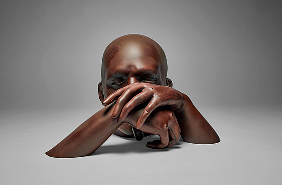 Sklenná plastika Myslitel od umlce Martina Janeckého.