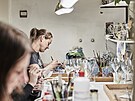 Petra Matelová a její poklady. V posledních letech se její ateliér krom� malby...