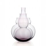 Ze sou�asn� produkce Lobmeyr, kterou vyrobily �zlat� �esk� ru�i�ky� � vedle...