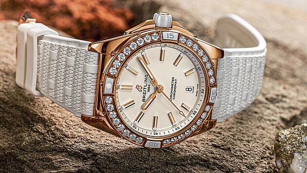 Hodinky Super Chronomat Automatic 38 Origins z�etick�ho zlata jsou pr�lomov�m produktem nejen pro Breitling.