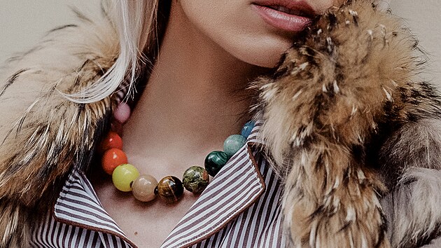 Pro �perky zna�ky Carolina Bucci je stejn� jako precizn� �emeslo p��zna�n� hravost. Ta se odr�� t�eba v�barevn� palet� zvolen�ch kamen�.
