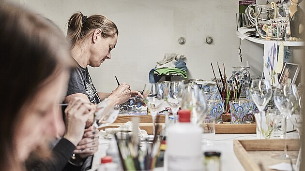 Petra Matelov� a jej� poklady. V posledn�ch letech se jej� ateli�r krom� malby na sklo za�al v�ce zab�vat ryt�m, z �eho� m� Petra radost, proto�e to je pr� jej� v�e�. Vznikaj� tady skvosty, kter� se vyr�b�j� i sto pades�t hodin. Z�kazn�k� v�ak � i p�es vysok� ceny � po��d p�ib�v�.