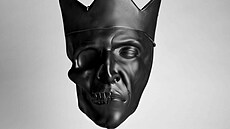 Sklenná plastika Hamlet od umlce Martina Janeckého.