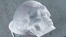 Sklenná plastika The rest od umlce Ronyho Plesla.