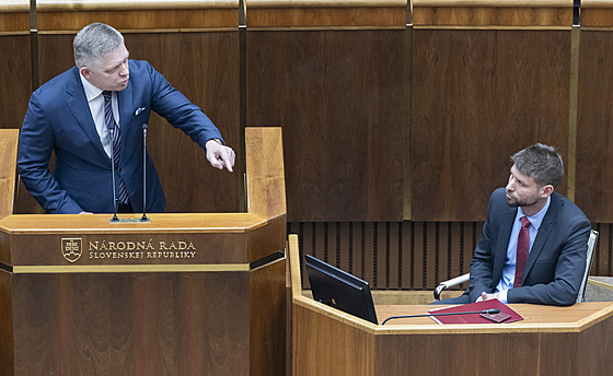 Premiér Robert Fico a místop�edseda parlamentu Michal �ime�ka p�i jednání...