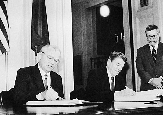 Generální tajemník ÚV KSSS Michail Gorbaov (vlevo) a americký prezident Ronald...
