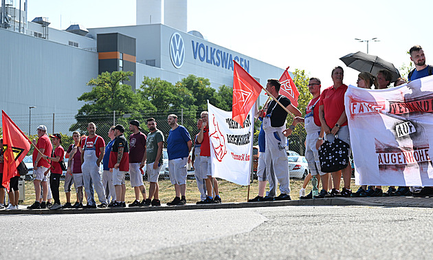 Kdo může za pád Volkswagenu? Vedení „zelené“ automobilky pod tlakem bije na poplach