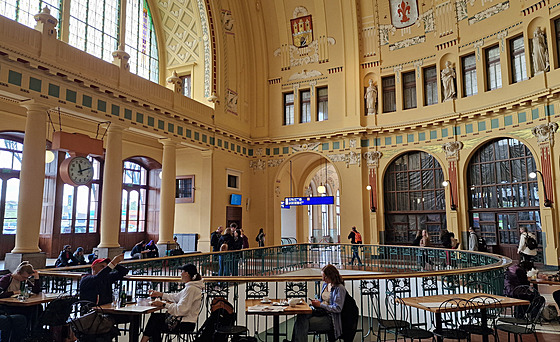 Ve znamení secese. Vstupní hala je monumentální prostor, v n�m� byly p�vodn�...