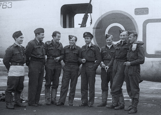 Osádka Karla Scho�e (pátý zleva) p�ed letadlem Liberato.