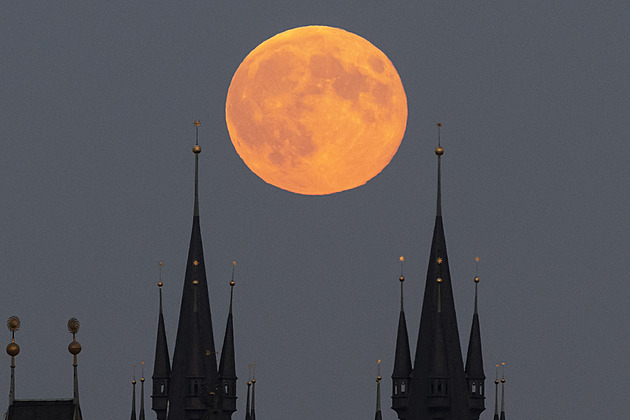 Tři superúplňky v jednom roce. Kdy se v roce 2026 dívat na Měsíc?