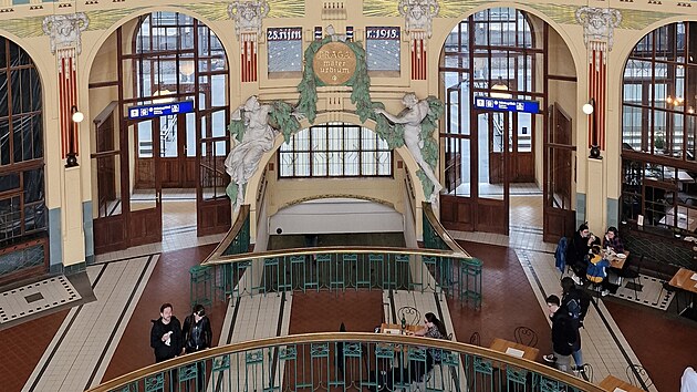 S�ly severn�ho k��dla. Pohled do vstupn� haly a prostory v severn�m k��dle, kde byla restaurace, kav�rna a �ek�rna, nyn� po rekonstrukci. Mozaikov� v�zdoba je d�lem K. Klus��ka.