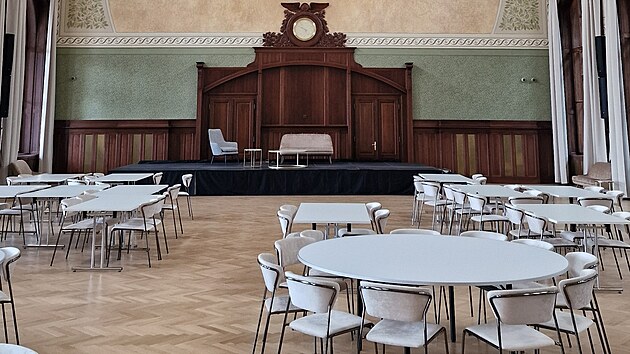 S�ly severn�ho k��dla. Pohled do vstupn� haly a prostory v severn�m k��dle, kde byla restaurace, kav�rna a �ek�rna, nyn� po rekonstrukci. Mozaikov� v�zdoba je d�lem K. Klus��ka.