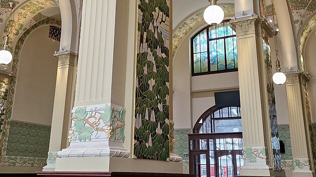 S�ly severn�ho k��dla. Pohled do vstupn� haly a prostory v severn�m k��dle, kde byla restaurace, kav�rna a �ek�rna, nyn� po rekonstrukci. Mozaikov� v�zdoba je d�lem K. Klus��ka.