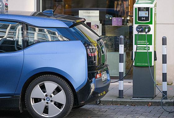 Trh s elektromobily dál citeln� ochlazuje, co� jde proti plán�m automobilek,...