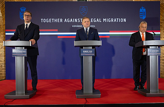 Slovenský p�edseda vlády Robert Fico, srbský prezident Aleksandar Vu�i� a...
