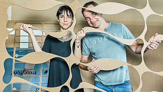 Podnikatel Jaroslav Sekera s výtvarnicí Zuzanou prom��ují oby�ejný karton...