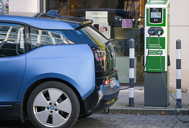Elektroauta a cesty do pekel. Autoprůmysl naivně kývl na cíle unijních byrokratů, teď se mu to vrací