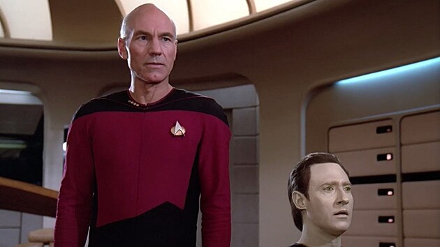 Patrick Stewart jako kapitán Jean-Luc Picard. Vedle n�j sedí Brent Spiner jako...