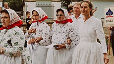 Autorka �lánku (vpravo) s gernickými �enami v tradi�ních krojích.