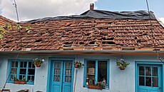 Tradi�ní stavení ve Svaté Helen� poni�ené leto�ním krupobitím.