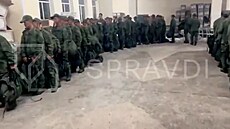 Severokorej�tí vojáci fasují na frontu ruskou techniku.