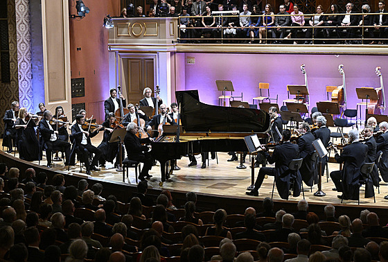 Koncert �eské filharmonie s dirigentem a klavírním virtuosem sirem Andrásem...
