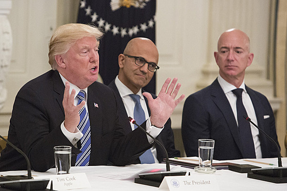 Donald Trump (vlevo) a Jeff Bezos (vpravo) na snímku z roku 2017.