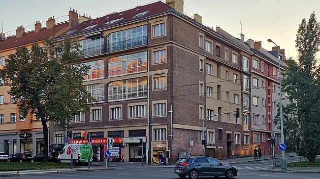 Kot�r�v odkaz. Dva Vondrákovy domy na náro�í ulic Jugoslávských partyzán� a...