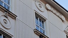 Detail dom� v Raisov� ulici.