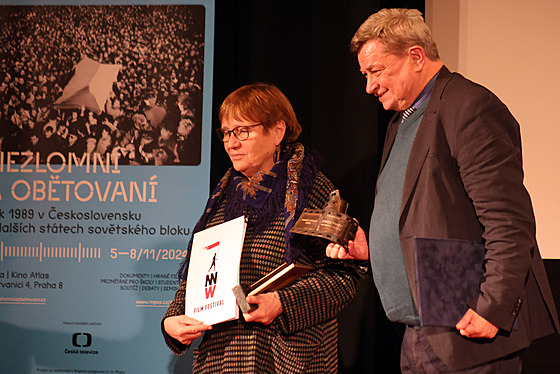 Anna �abatová s cenou festivalu NNW a Miroslaw Jasi�ski s cenou Strá�ce pam�ti.