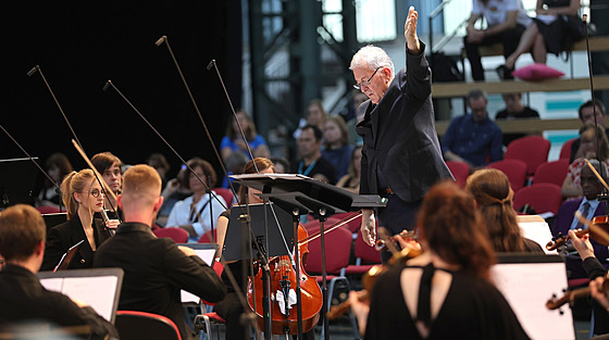 Dirigent Petr Kotík s ONO (Ostrava New Orchestra) - ilustraní snímek.