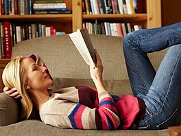 ena s knihou na gaui.