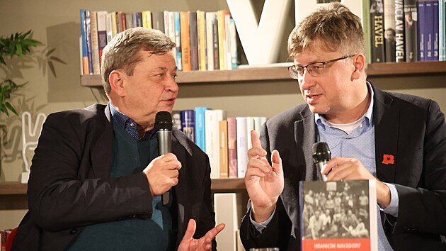 Miros�aw Jasi�ski (vlevo) a historik Petr Bla�ek