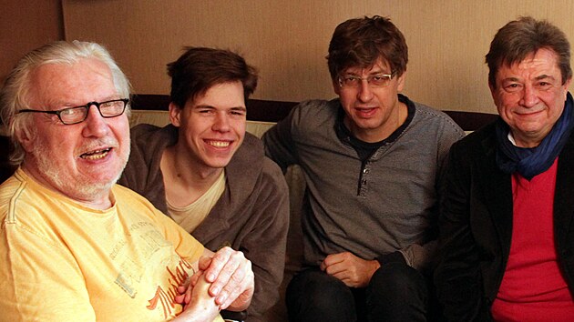 Zleva Mieczyslaw �Ducin� Piotrowski, jeho syn Marcin, Petr Bla�ek, Miroslaw Jasi�ski a Petr Barto� na sn�mku v roce 2016.