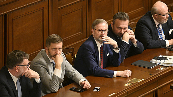 Zleva ministr financí Zbyn�k Stanjura, ministr vnitra Vít Raku�an, premiér Petr...