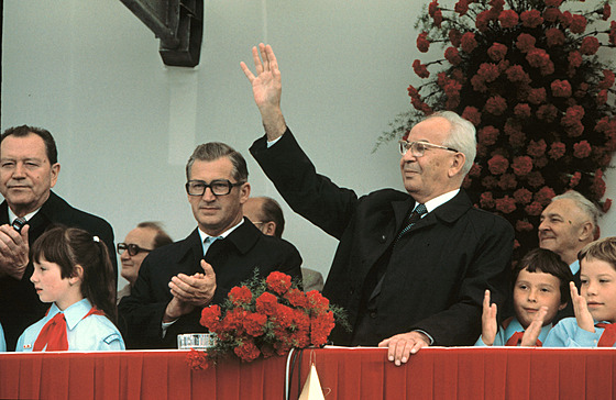 Tvá�e normalizace: p�edseda vlády Lubomír �trougal (uprost�ed) a prezident...