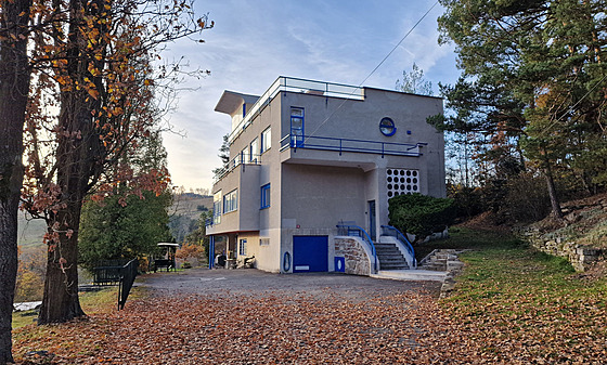 Ve stylu emocionálního funkcionalismu. Velkou funkcionalistickou vilu v...