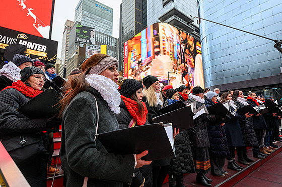 Pra�ský filharmonický sbor na Times Square.