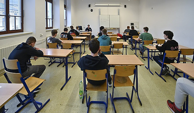 Děti, marš k pásu. Některé kraje odmítají reagovat na nedostatek gymnázií a lyceí