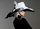 Klobouk, Chanel. �aty, Zoltán Tóth. Náu�nice a náhrdelník z bílého zlata s...