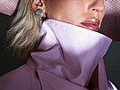 Klobouk, Chanel. Ko�ile, Zoltán Tóth. Náu�nice z bílého zlata s diamanty z...