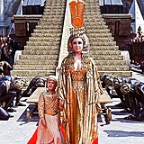 To, jak si Elizabeth Taylor hov� na t�icetimetrov� replice sfingy, je...