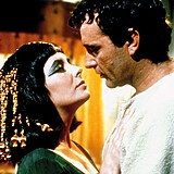 To, jak si Elizabeth Taylor hov� na t�icetimetrov� replice sfingy, je...