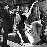 Sn�mek Dolce Vita (1960) a p�rty v Caracallov�ch l�zn�ch, kde tan�� Marcello se...